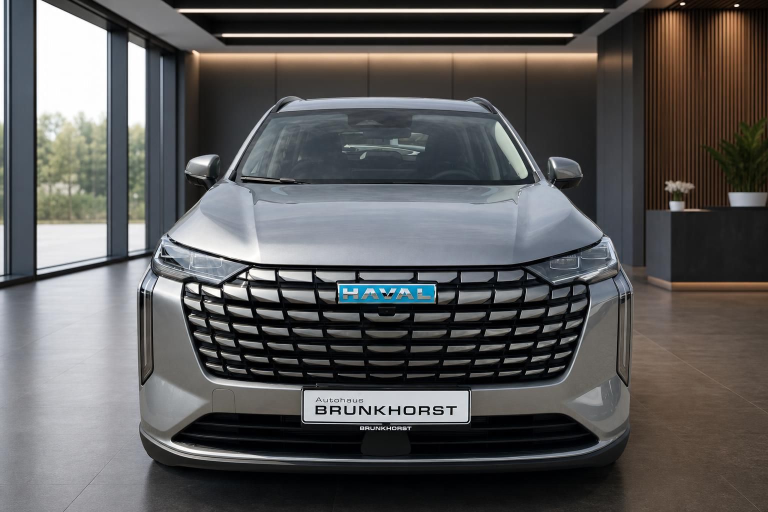 Haval H6 SUV Frontansicht in silber mit charakteristischem Kühlergrill im Autohaus