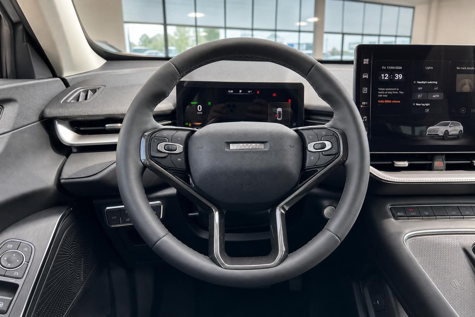 Modernes Fahrzeug-Cockpit mit Lenkrad, digitalem Display und Touchscreen-Infotainmentsystem