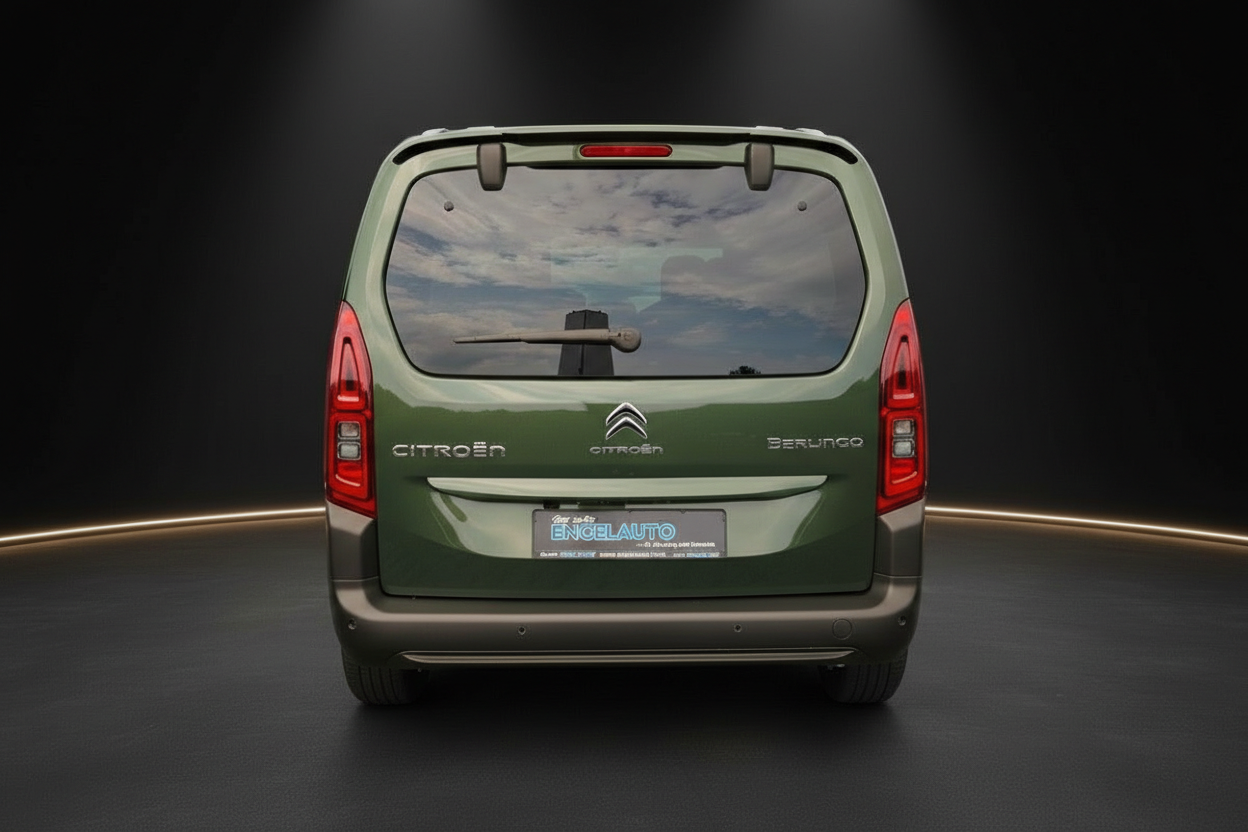 Citroën Berlingo in Grün – Heckansicht mit Rückleuchten und Berlingo-Schriftzug