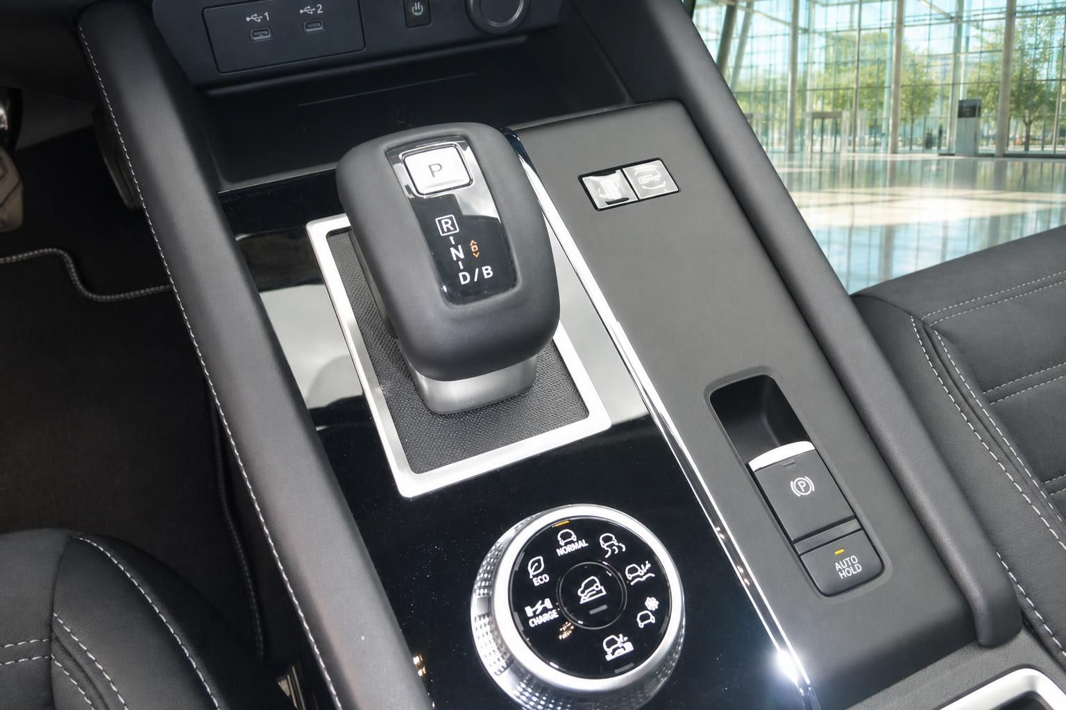 Mitsubishi Outlander PHEV Mittelkonsole mit Automatikgetriebe, Fahrmodi-Wählschalter und Feststellbremse