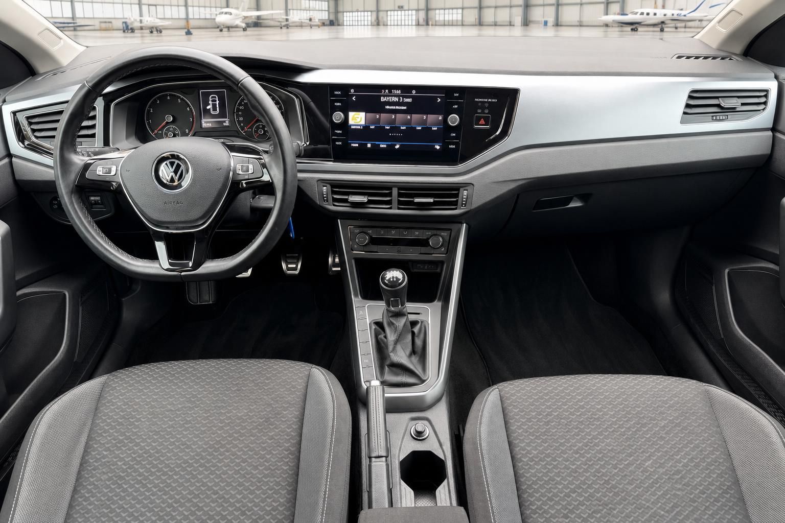 Volkswagen Polo Cockpit Armaturenbrett - modernes Infotainment Display und Lenkrad