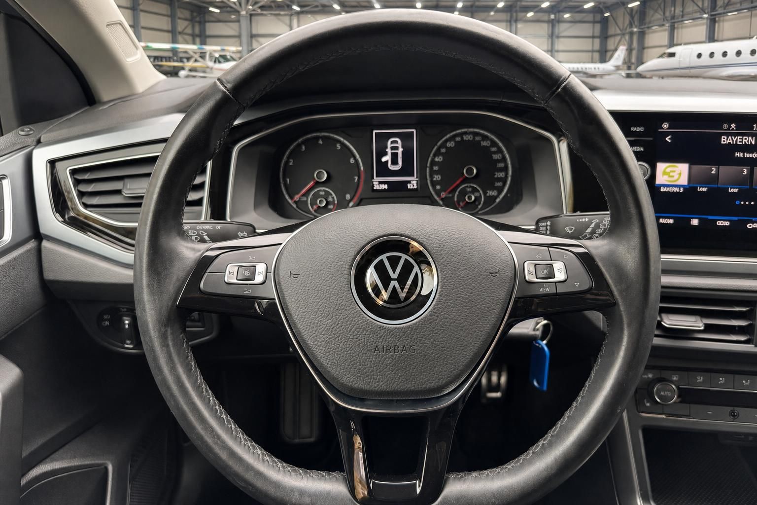 Volkswagen Fahrzeug Cockpit mit Lenkrad, Armaturenbrett und Infotainment-System