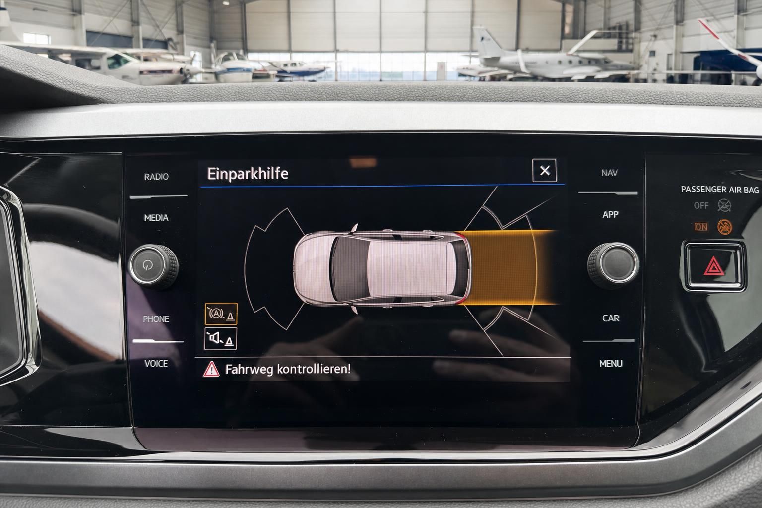 Auto Infotainment-Display mit Einparkhilfe und Navigationssystem