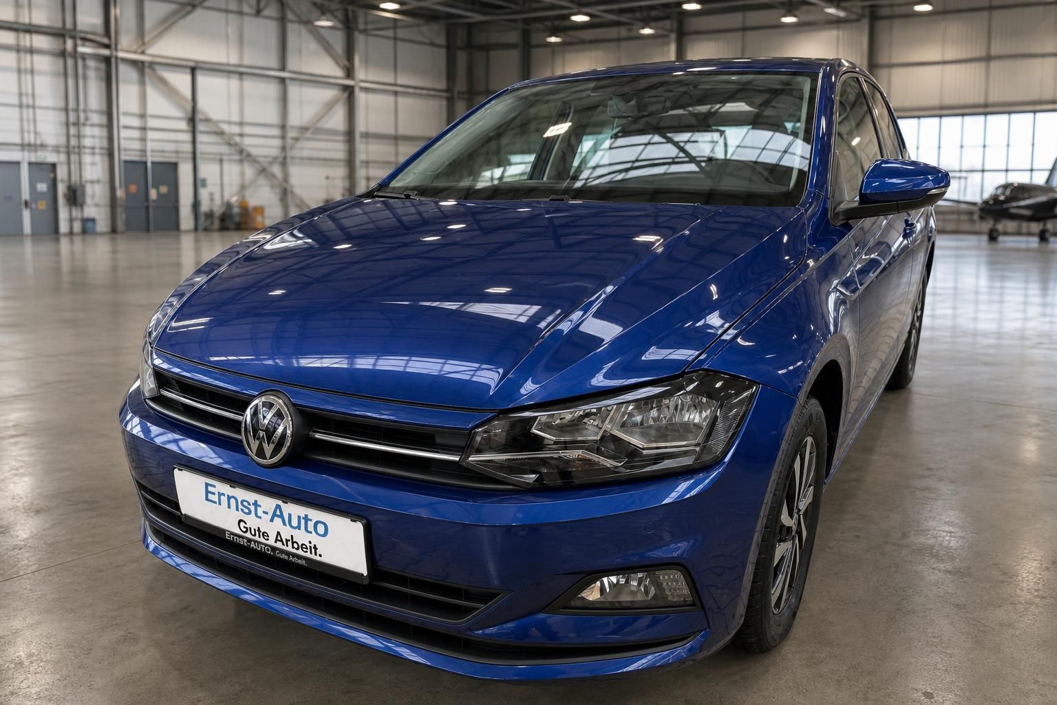 Blauer VW Polo - Frontale Dreiviertelansicht des modernen Kleinwagens mit VW-Logo
