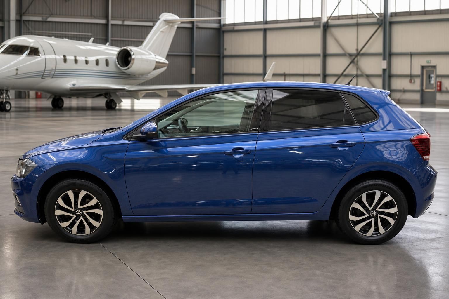 VW Polo in blau - Seitenansicht des fünftürigen Kleinwagens mit Leichtmetallfelgen