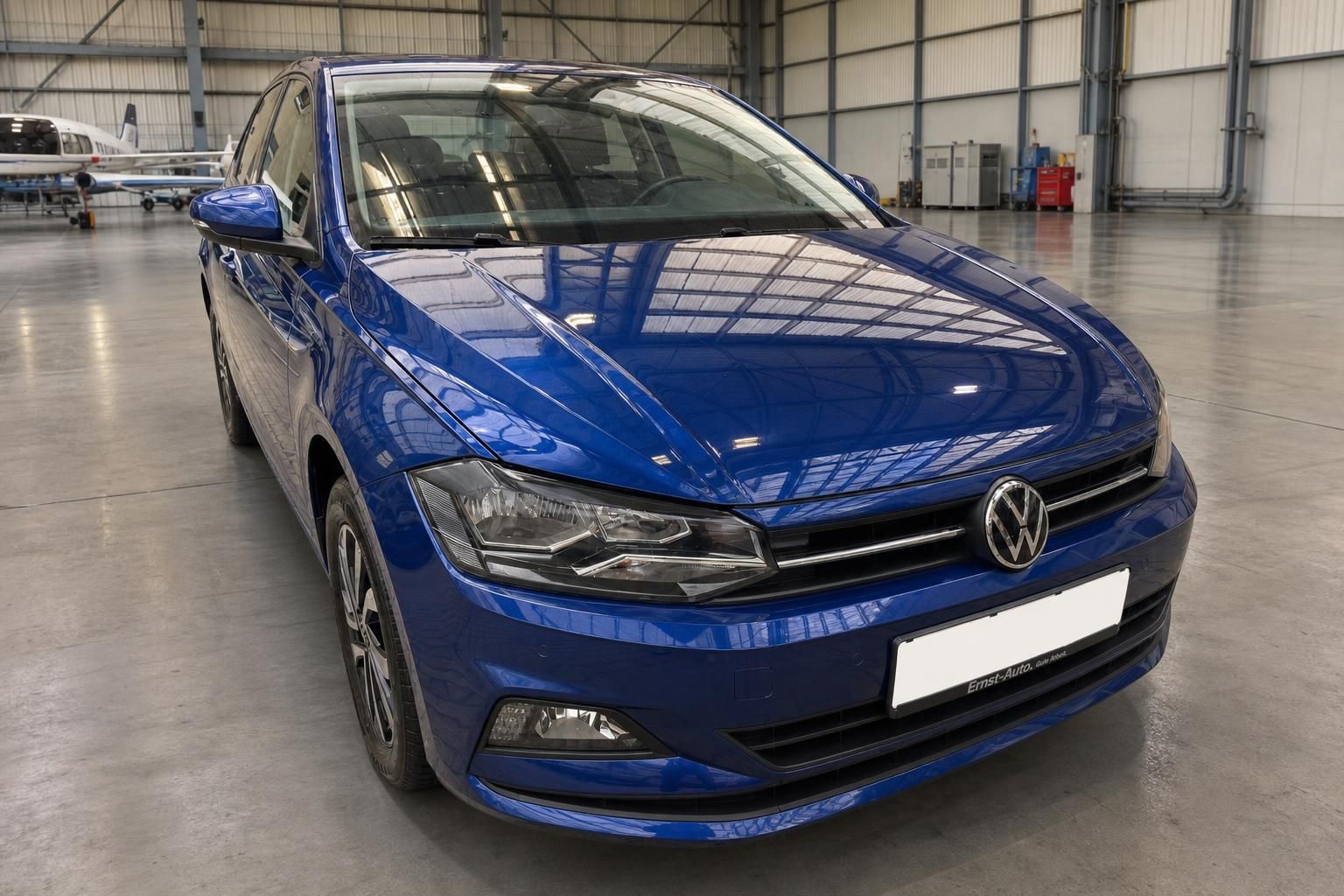 Blauer Volkswagen Polo - Frontansicht des modernen Kleinwagens mit LED-Scheinwerfern