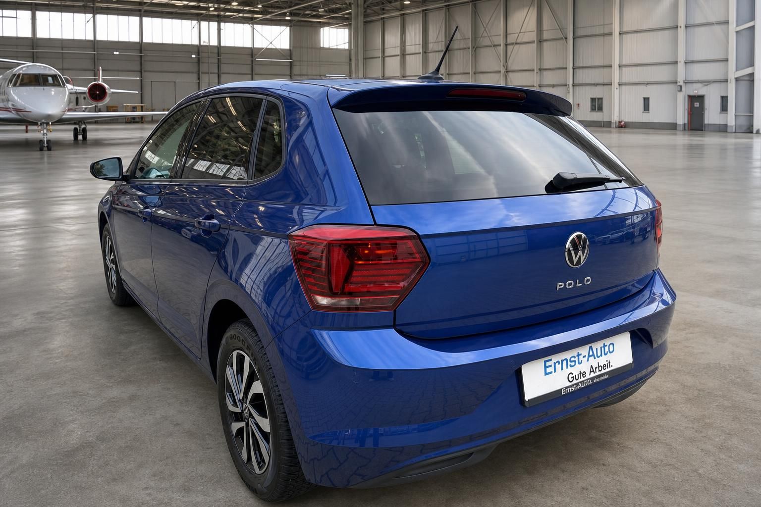 Volkswagen Polo blau Heckansicht in Ausstellungshalle - kompakter Kleinwagen von hinten