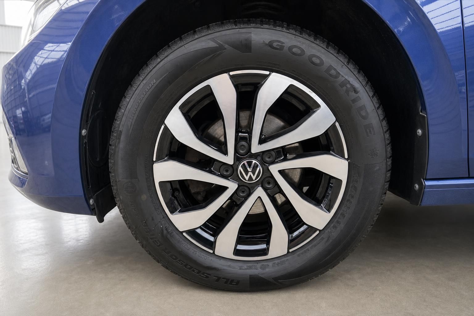 Detailaufnahme Volkswagen Felge mit Goodyear Reifen in blauem Fahrzeug - hochwertige Alufelgen