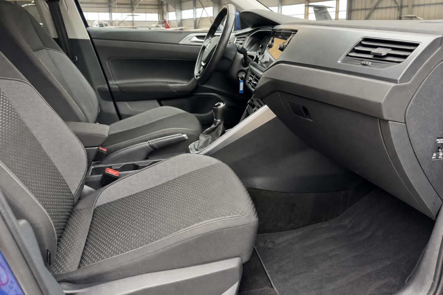Volkswagen Polo Innenraum Beifahrerseite - graue Stoffsitze und Armaturenbrett Seitenansicht