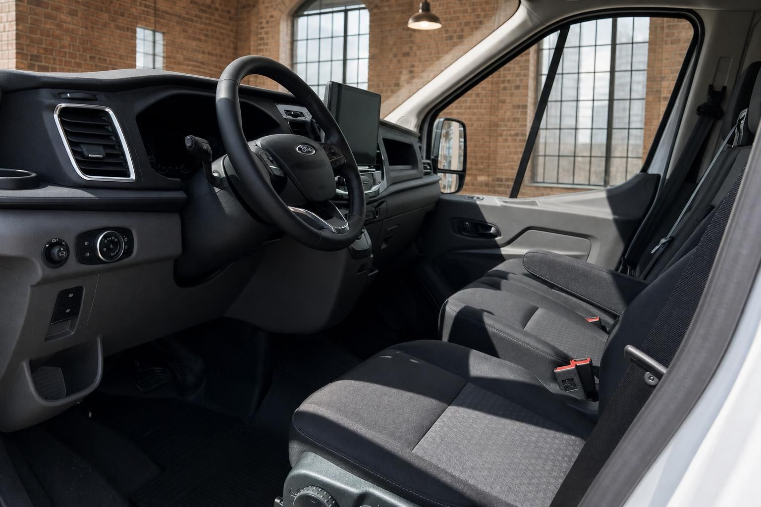 Ford Transit Fahrerkabine mit Sitzen und Lenkrad im Innenraum