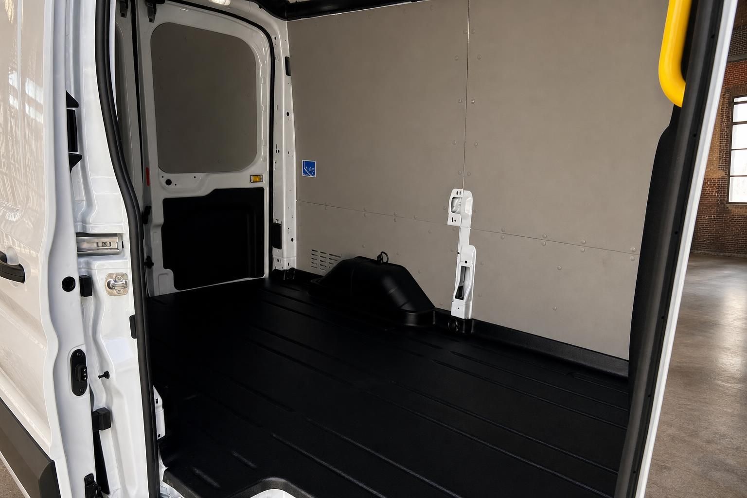 Ford Transit Laderaum leer mit schwarzem Ladeboden von hinten