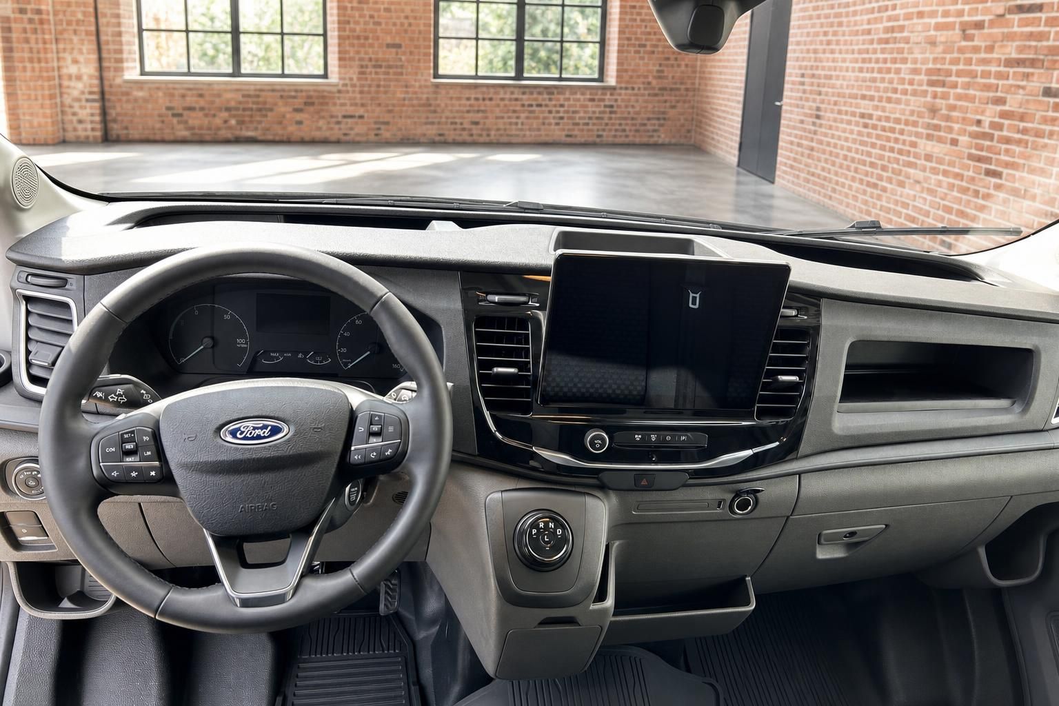 Ford Transit Cockpit mit Lenkrad, Tacho und Multimediadisplay