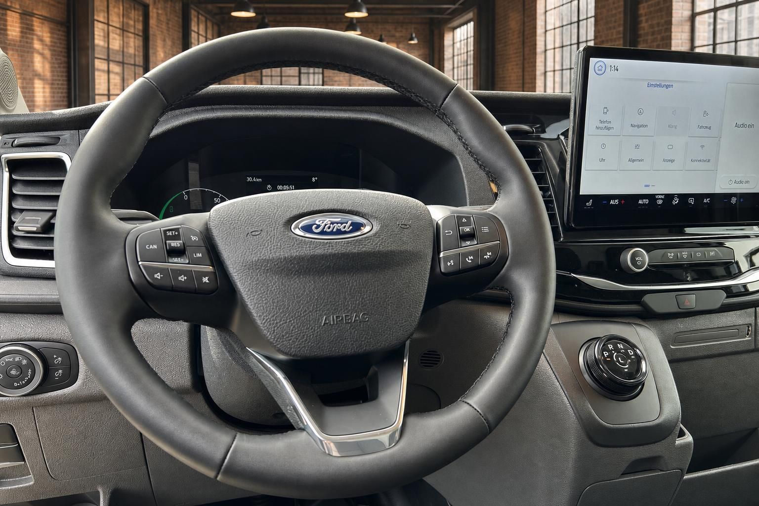 Ford Transit Lenkrad Detail mit Bedienelementen und Infotainment