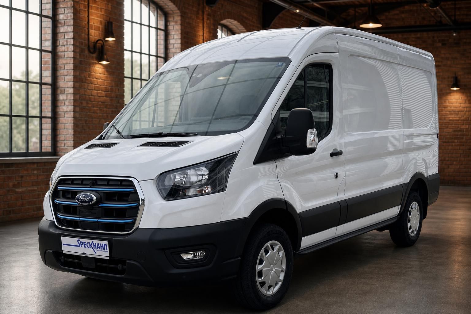 Ford E-Transit weiß Kastenwagen Frontansicht in historischer Halle