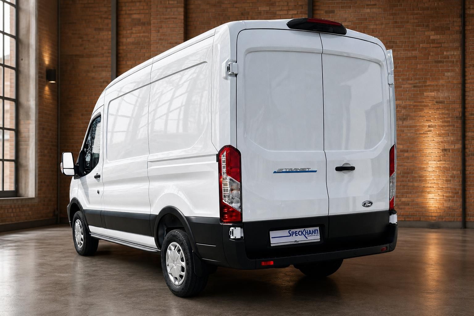 Ford E-Transit weiß Kastenwagen Heckschräge Ansicht in Lagerhalle