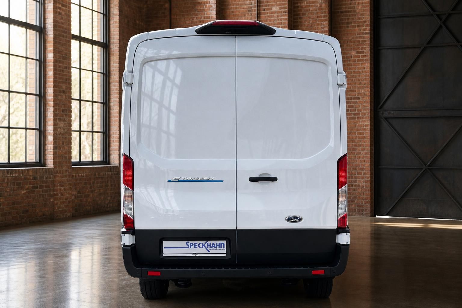 Ford E-Transit weiß Kastenwagen Heckansicht mit Doppeltüren