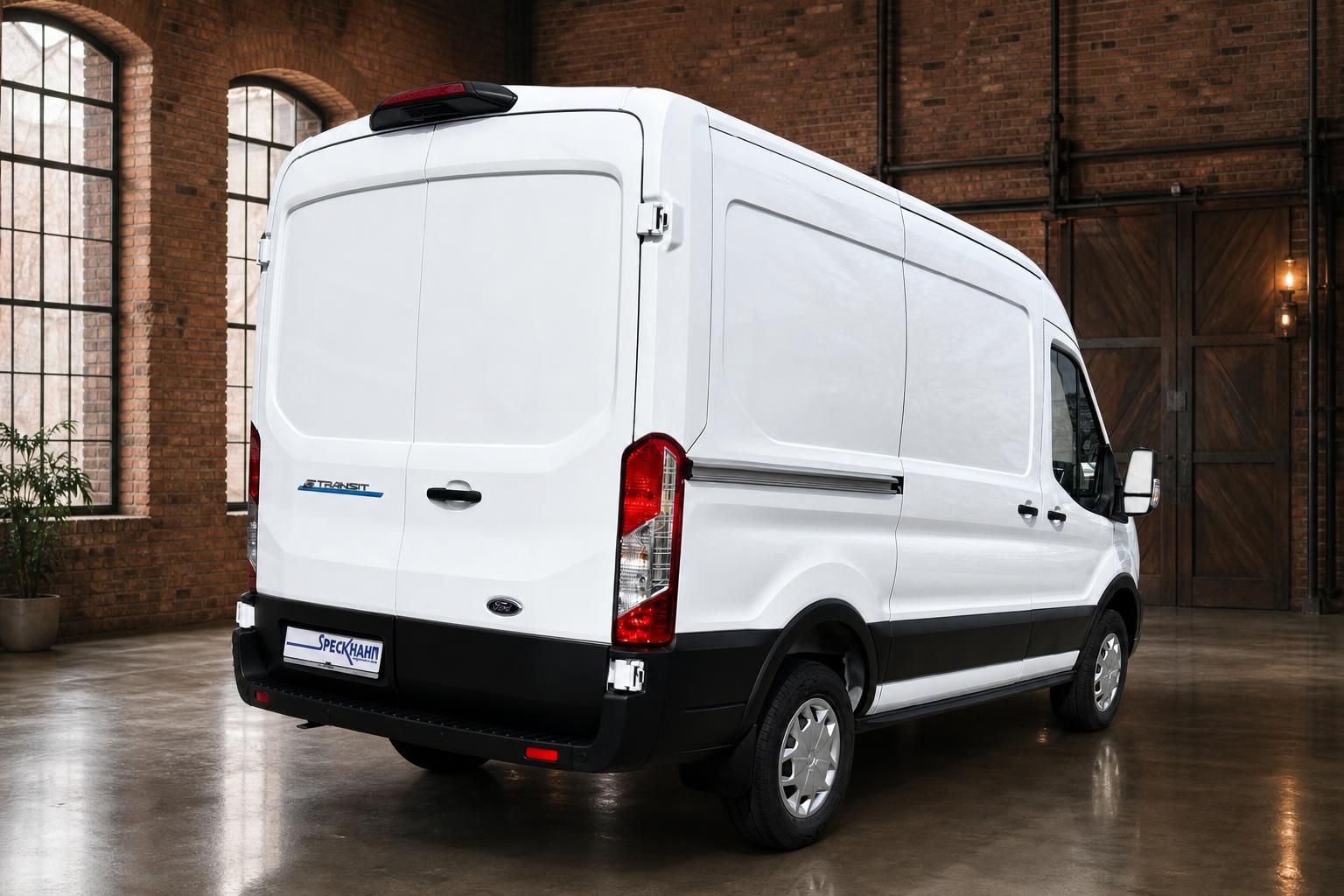 Ford E-Transit weiß Kastenwagen Seitenansicht Heck in Industriehalle