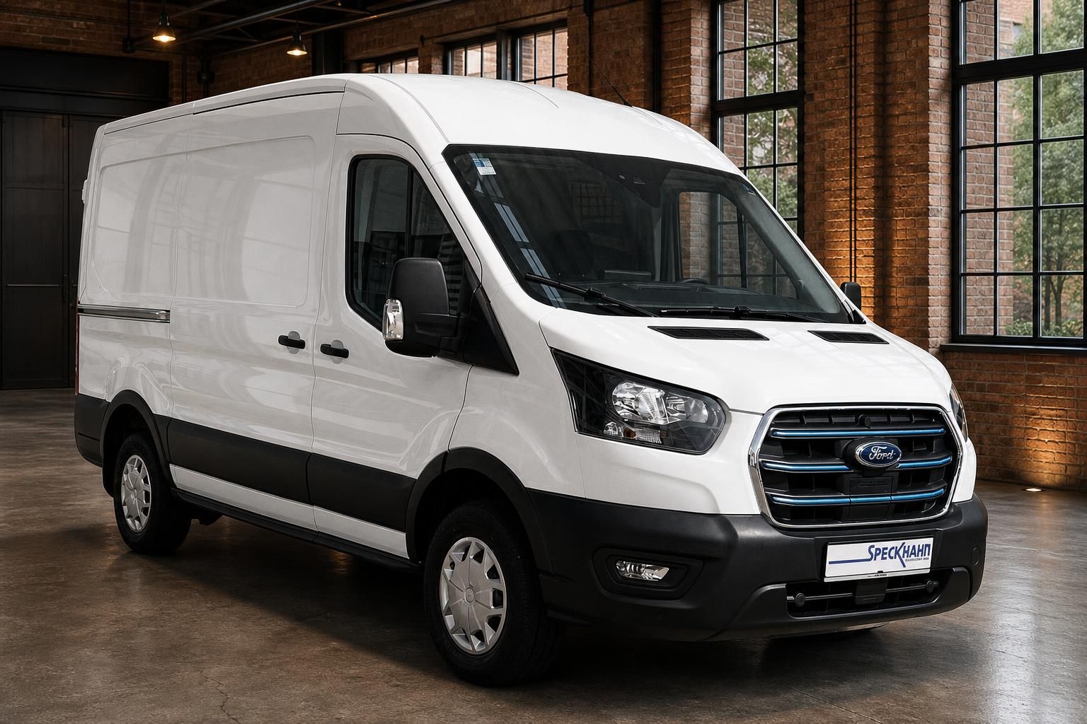 Ford E-Transit weiß Kastenwagen Frontschräge Ansicht in Halle