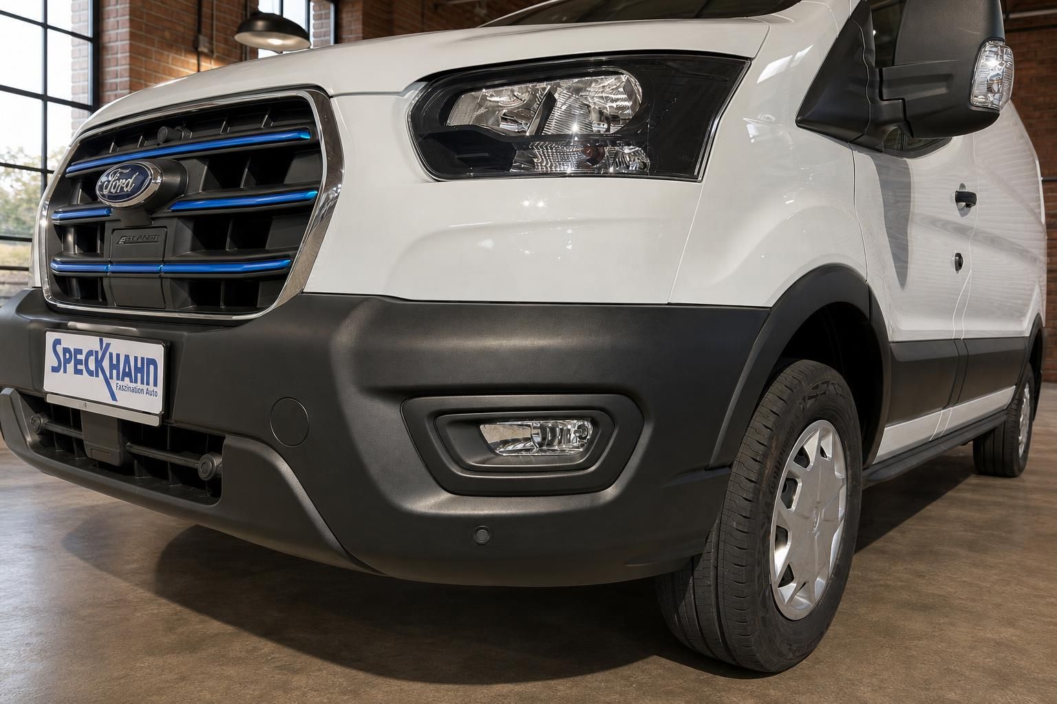 Ford Transit E-Transit Frontdetail mit Scheinwerfer und Kühlergrill