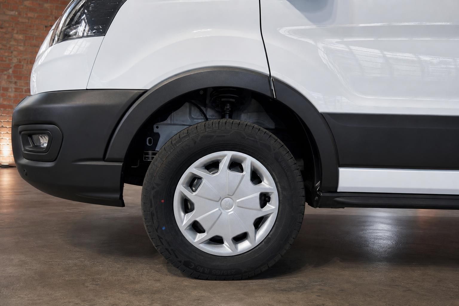 Ford Transit Detailansicht Vorderrad und Radlauf in weiß