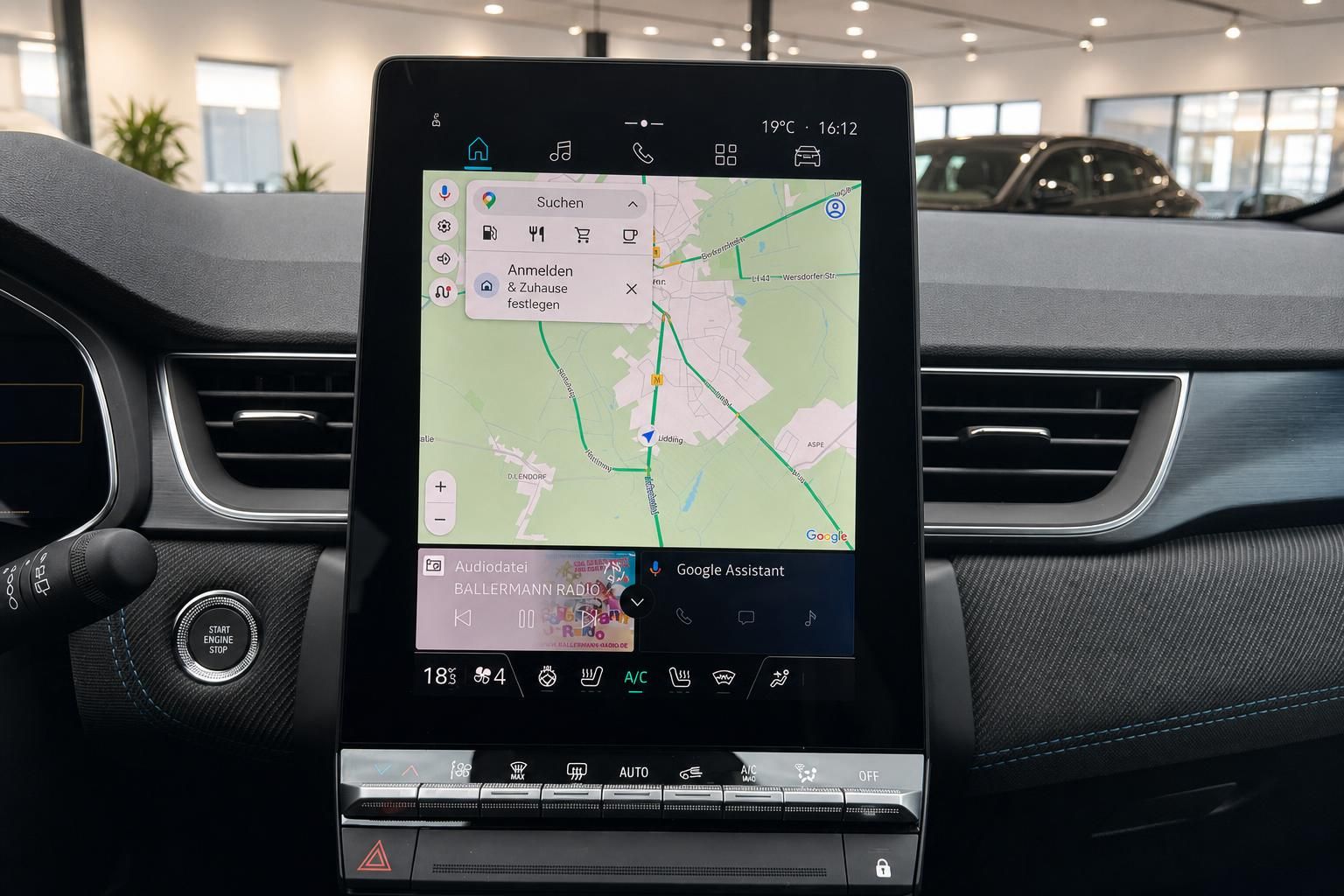 Renault Infotainment-System - großer Touchscreen mit Navigationskarte und Klimaautomatik-Bedienfeld