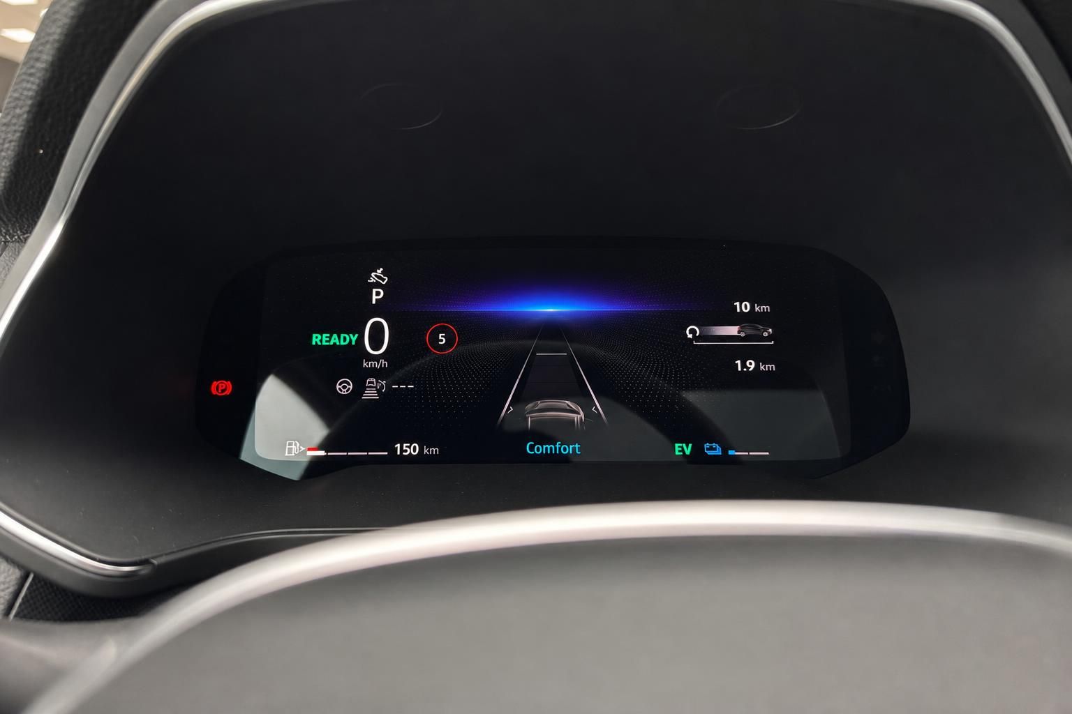 Digitales Kombiinstrument mit Fahrassistenz-Display und Geschwindigkeitsanzeige im modernen Fahrzeug