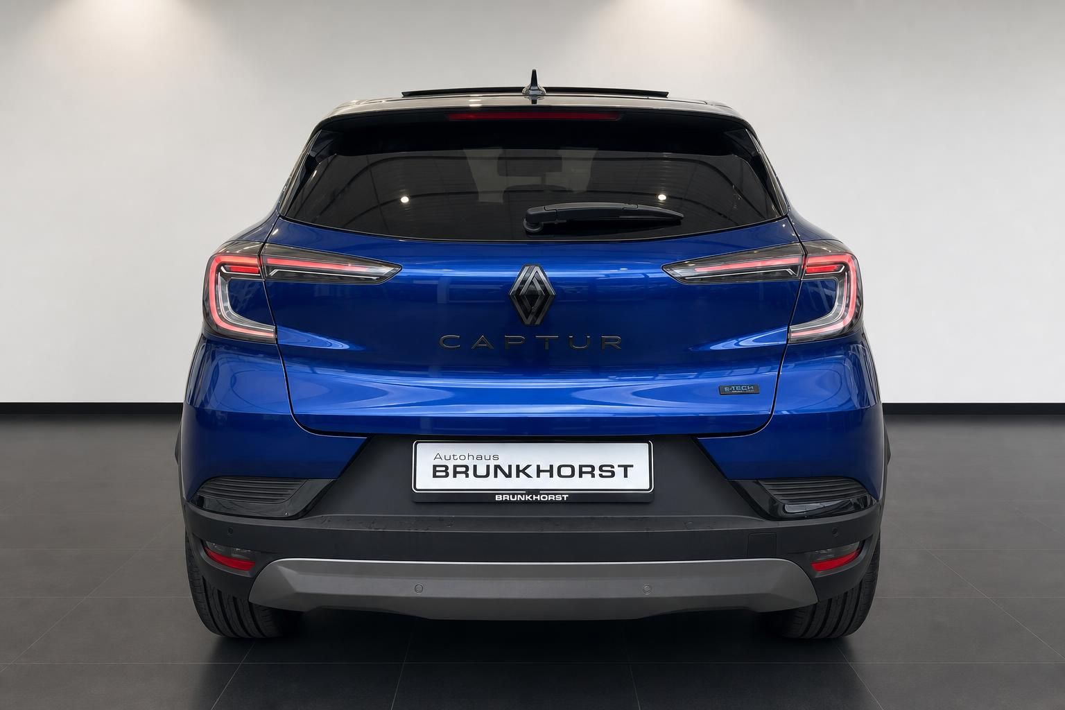 Renault Captur Heckansicht in blau mit LED-Rückleuchten und Autohaus Brunkhorst Kennzeichen