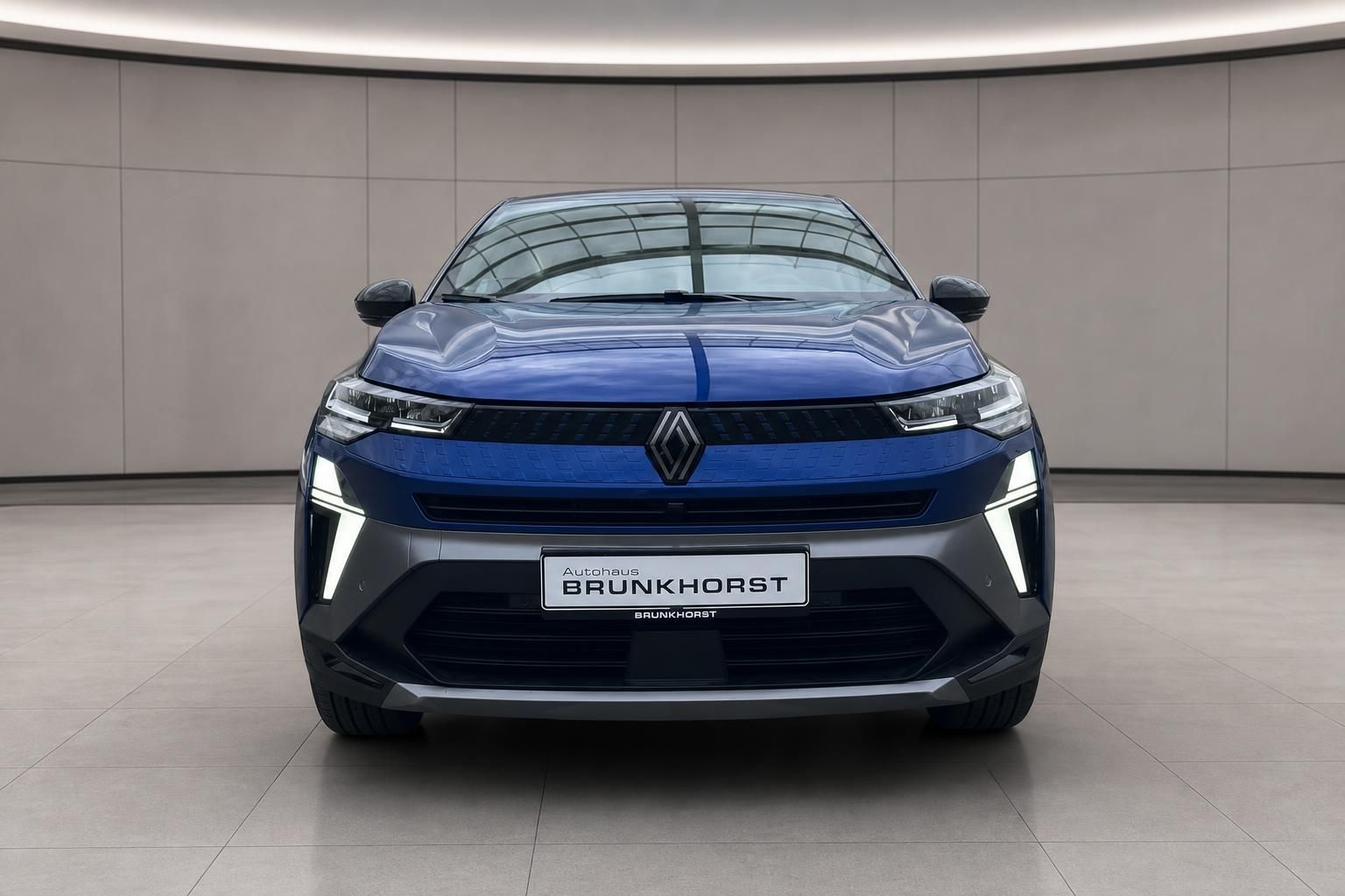 Renault Captur Frontansicht in blau mit LED-Scheinwerfern und Autohaus Brunkhorst Kennzeichen