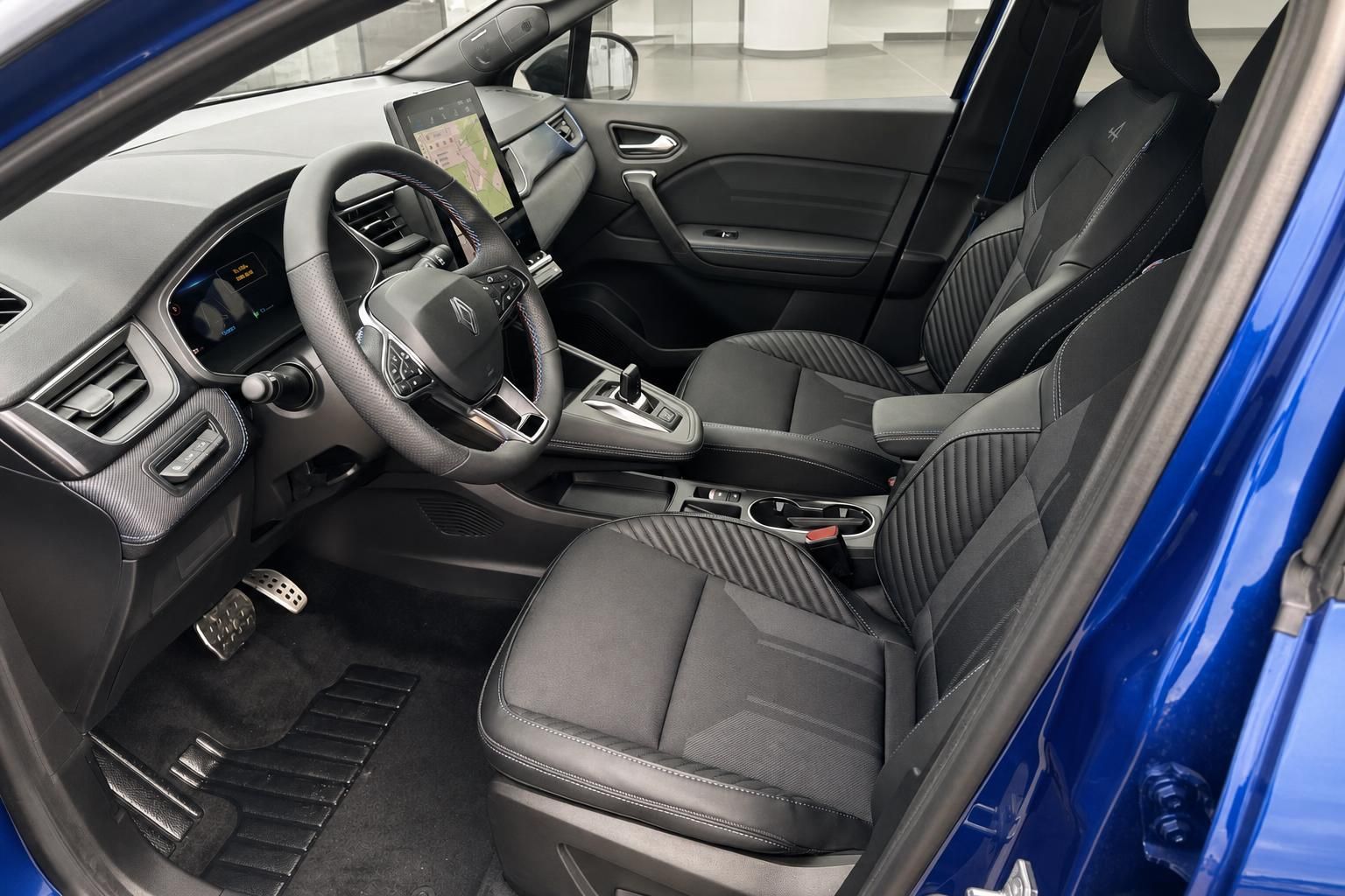 Renault Captur Fahrersitz und Armaturenbrett mit Navigationssystem und modernem Design