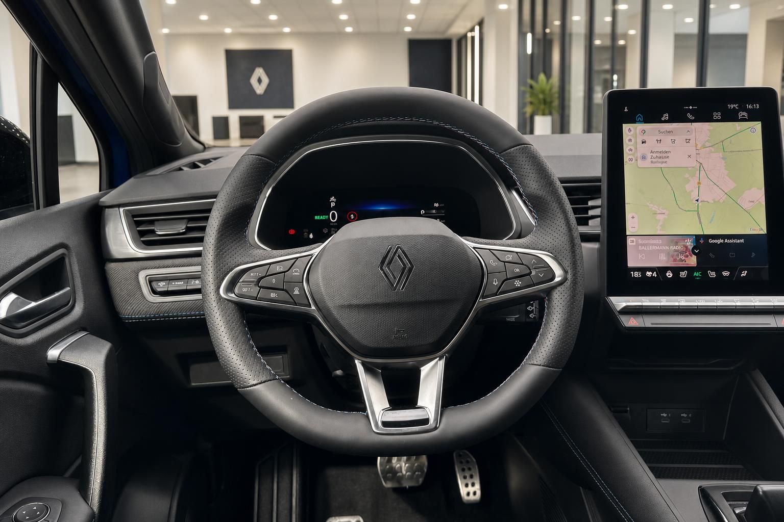 Renault Fahrzeug Innenraum - modernes Cockpit mit Lenkrad, digitalen Instrumenten und Navigationsbildschirm