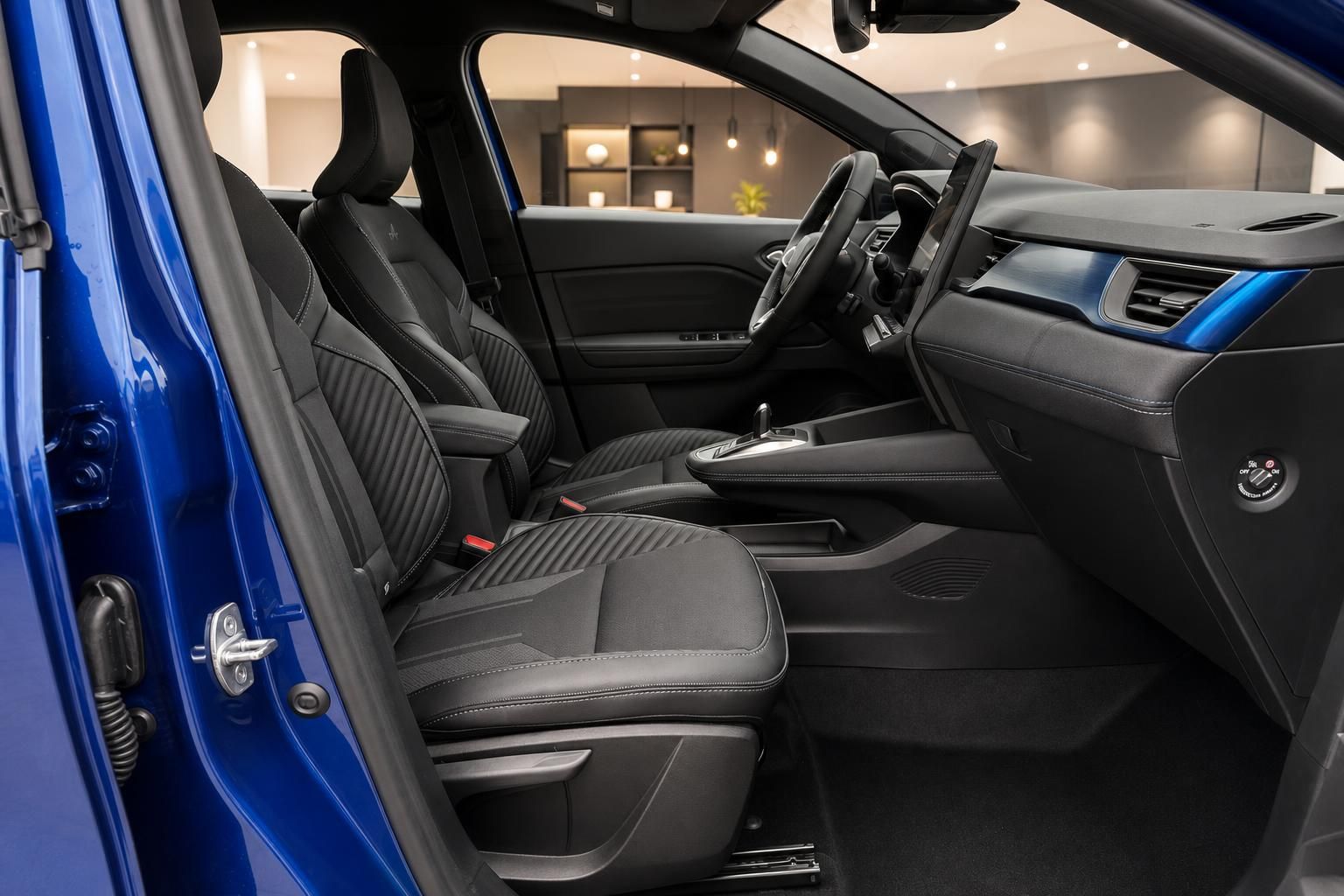 Renault Innenraum seitliche Ansicht - schwarze Ledersitze mit Steppung und blauen Akzenten im Showroom