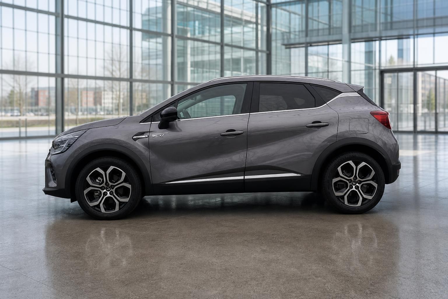 Grauer Renault Captur SUV Seitenansicht in moderner Glasarchitektur