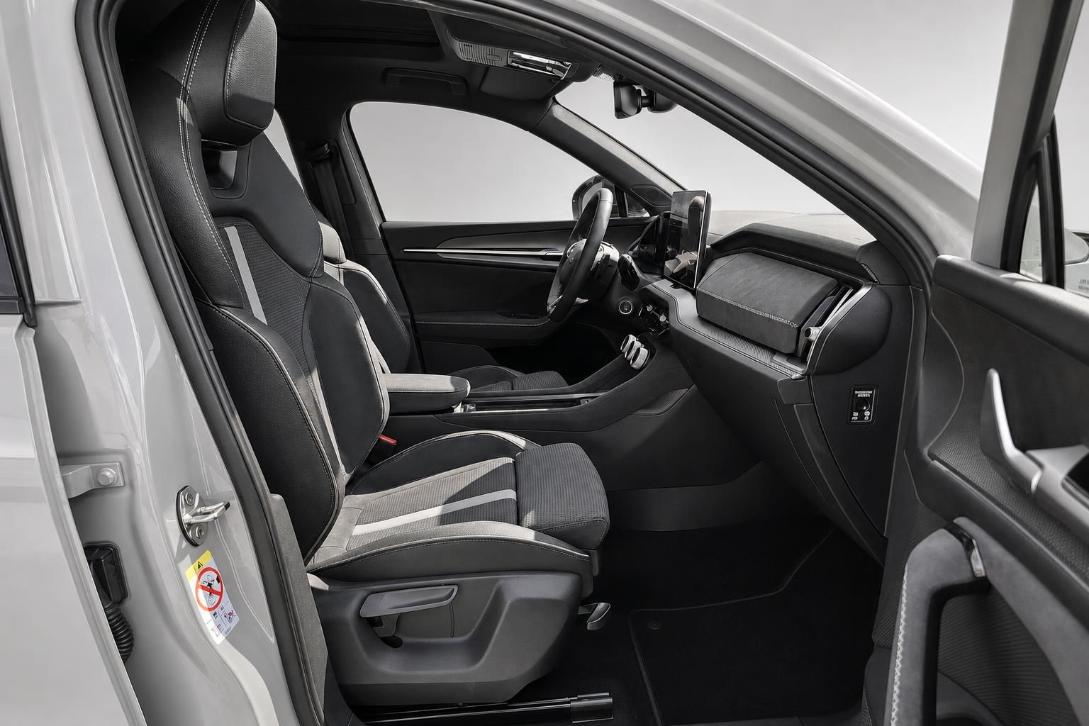 Skoda Fahrzeuginnenraum mit Sportsitzen und Blick auf Armaturenbrett