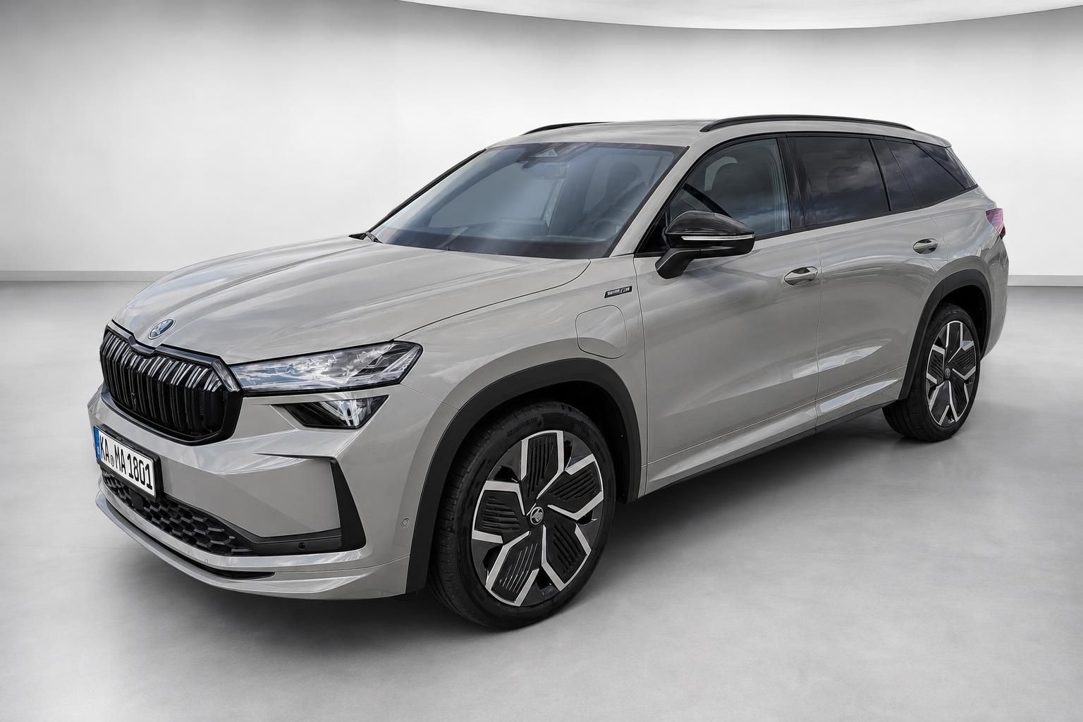 Škoda Kodiaq SUV in Beige-Metallic, Frontansicht schräg im Studio