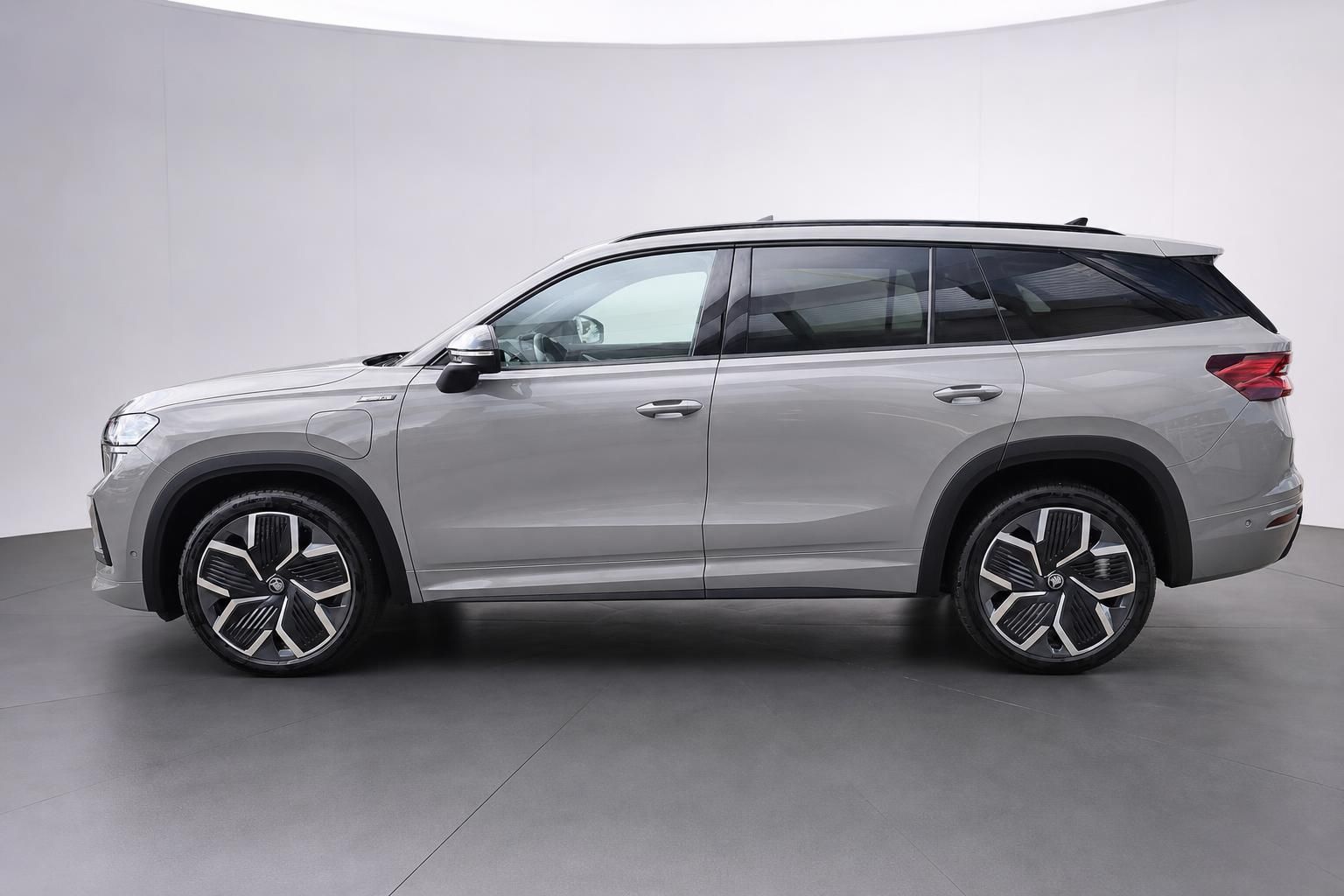 Škoda Kodiaq SUV in Beige, Seitenansicht im Studio fotografiert