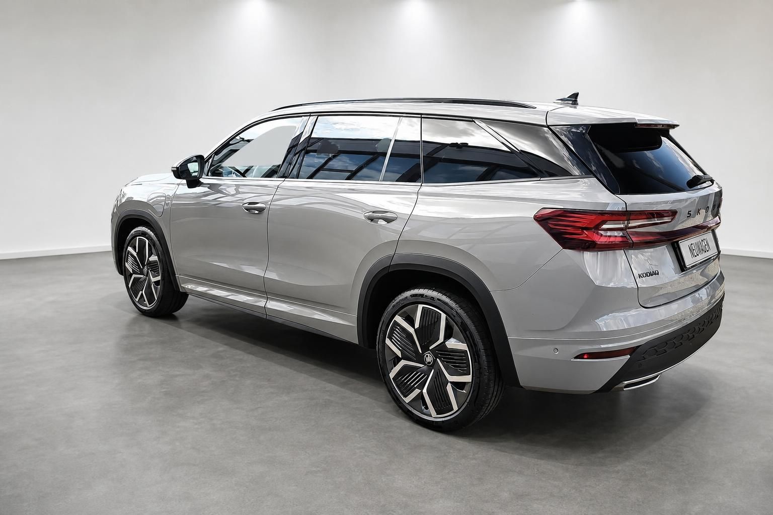 Škoda Kodiaq SUV in Silber, Heckansicht schräg im Fotostudio