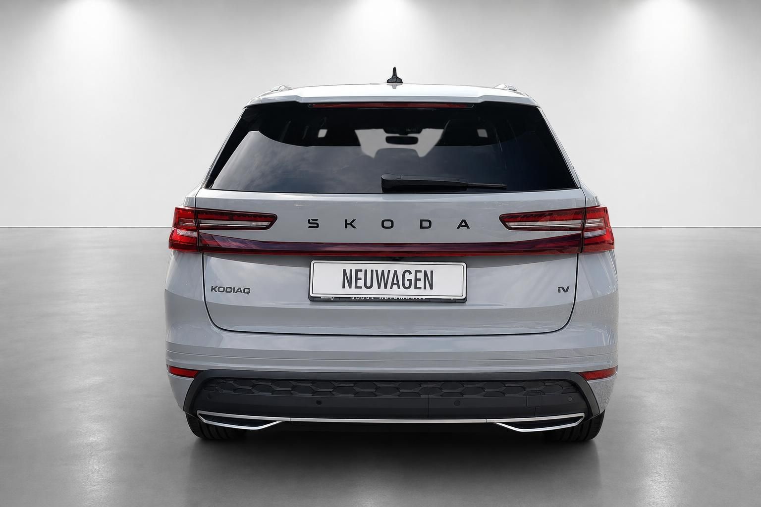 Skoda Kodiaq iV in Silber, Heckansicht im Studio