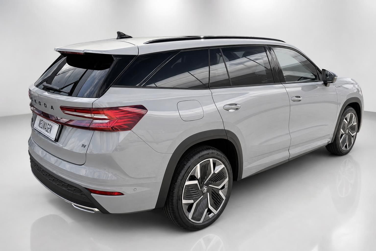 Skoda Kodiaq iV in Silber, Heckansicht schraeg von hinten