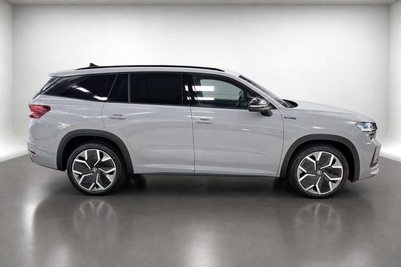 Skoda Kodiaq Sportline in Silber, Seitenansicht im Studio