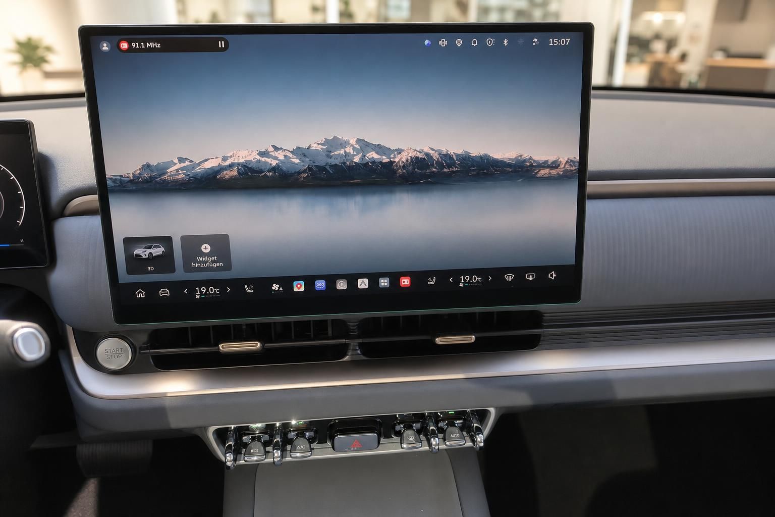 Großer Touchscreen mit Infotainmentsystem im Fahrzeug-Cockpit