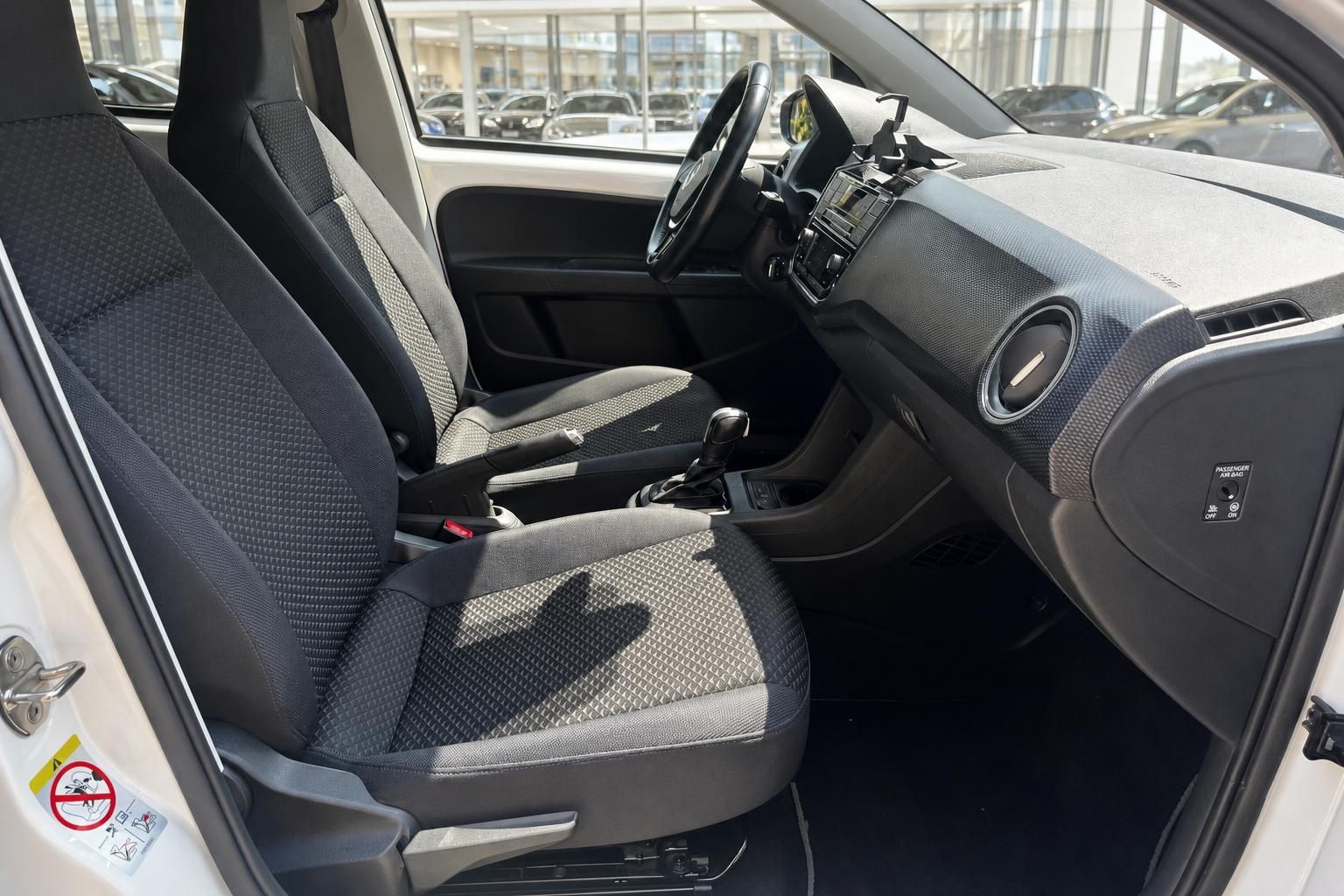 Vordersitze und Cockpit im Innenraum eines weißen VW