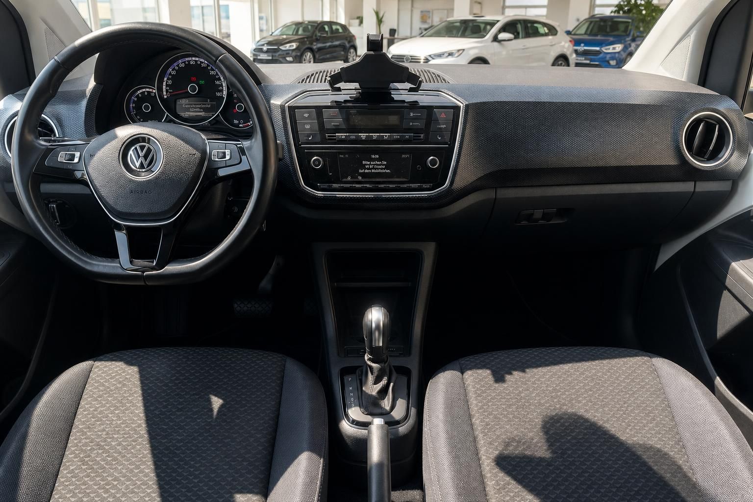 Cockpit und Armaturenbrett eines VW mit Lenkrad und Schaltung