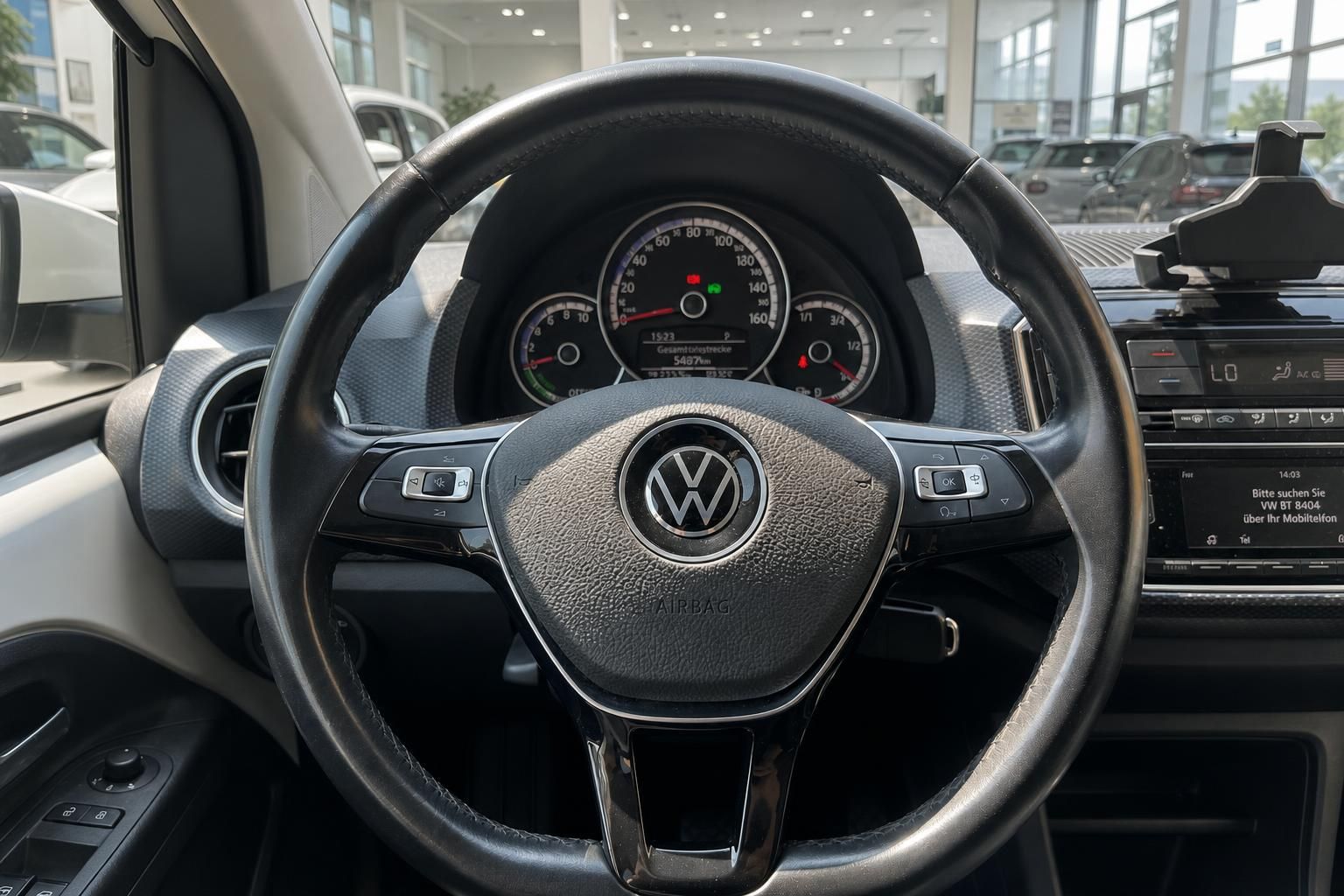 VW Lenkrad mit Tachometer und Multifunktionstasten im Cockpit