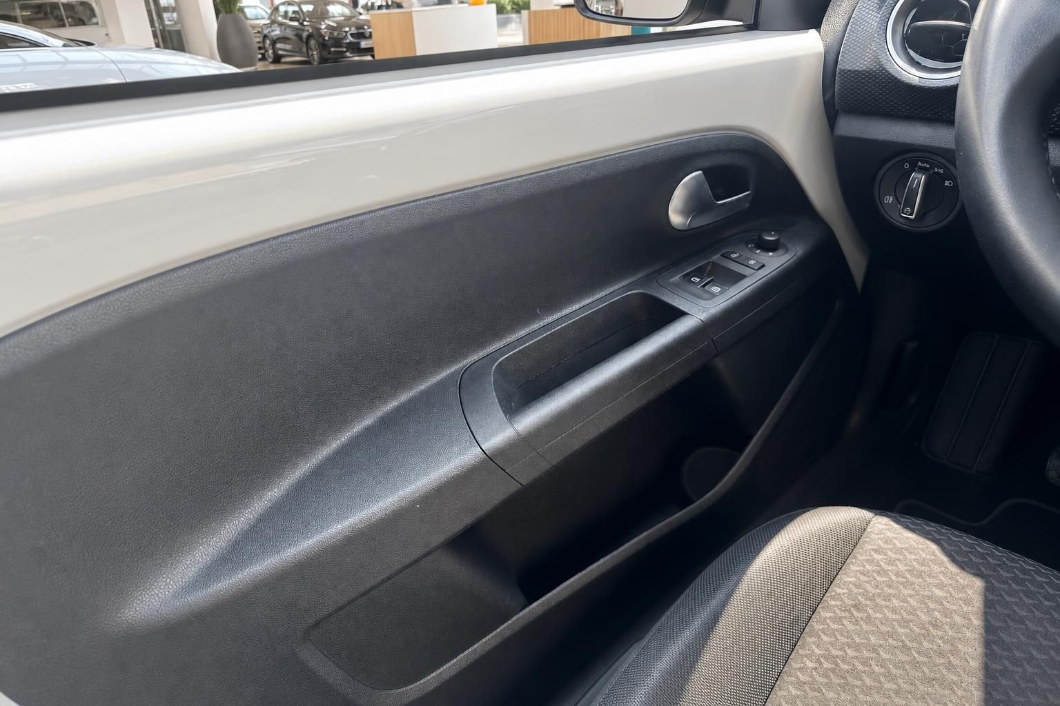 Türverkleidung und Innenraumdetail eines VW mit elektrischen Fensterhebern