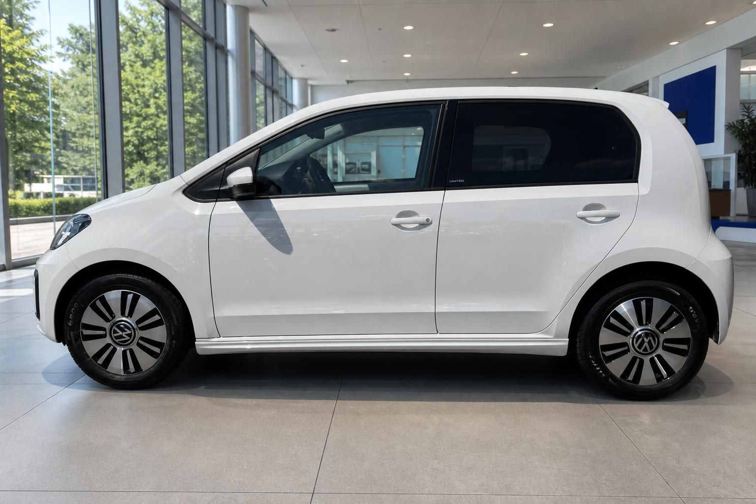 VW e-up! weiß Seitenansicht im Autohaus, Elektro-Kleinwagen