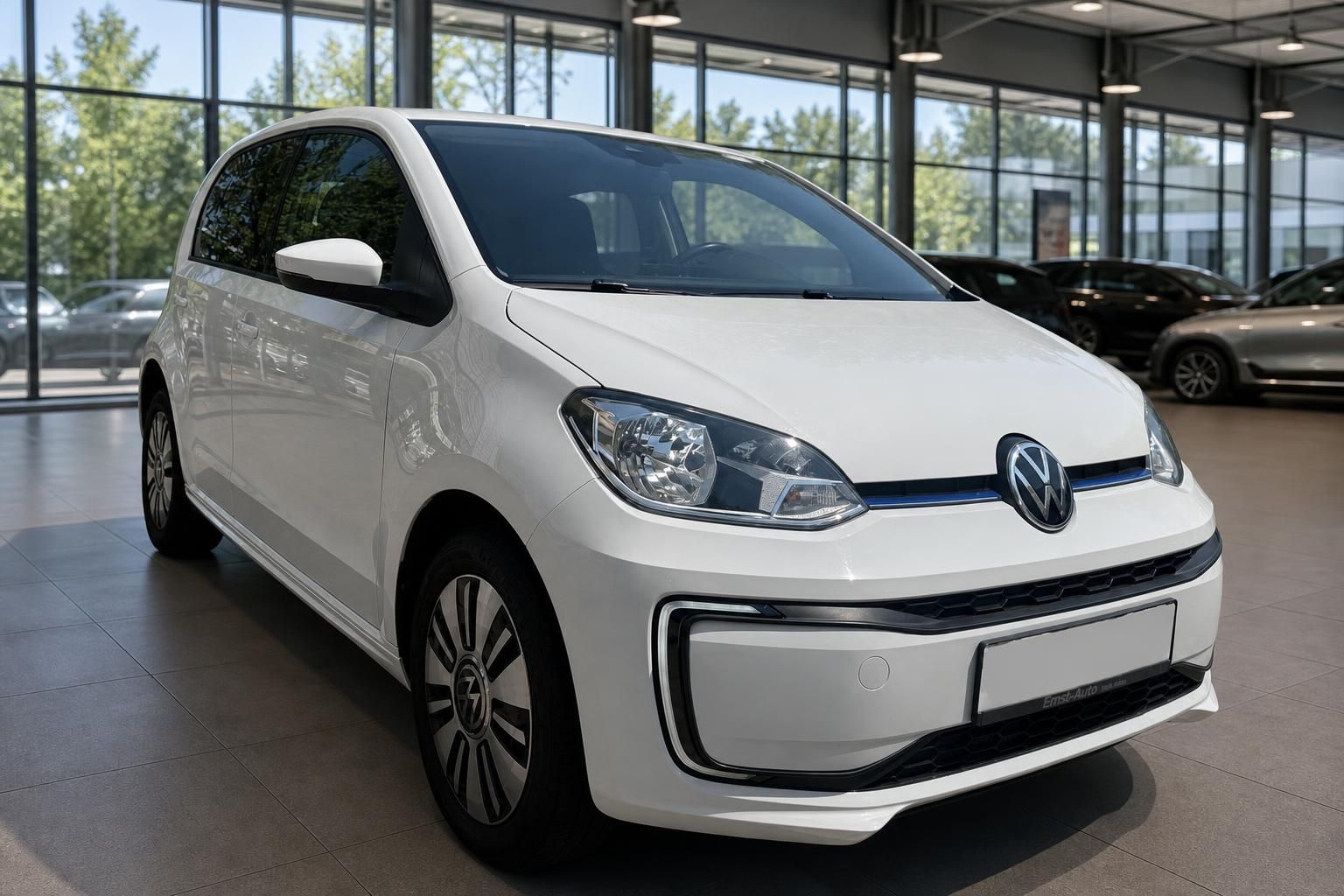 VW e-up! weiß Frontansicht im Autohaus, Elektroauto Kompaktklasse