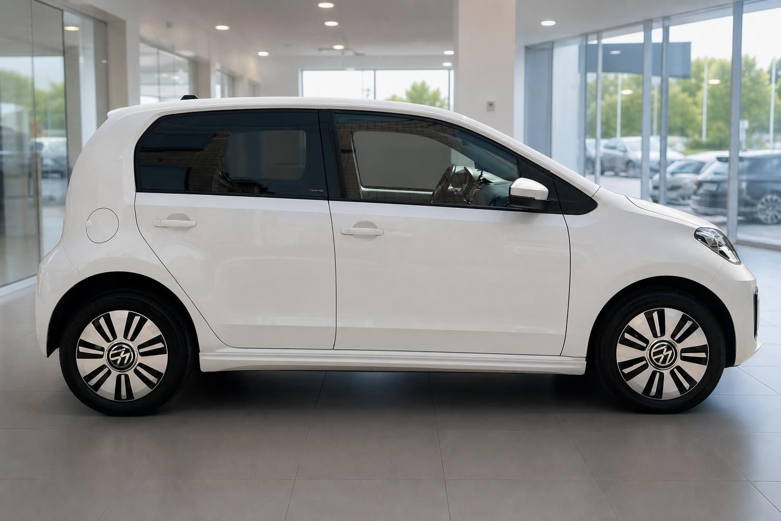 VW e-up! weiß Seitenprofil im Showroom, kompaktes Elektrofahrzeug