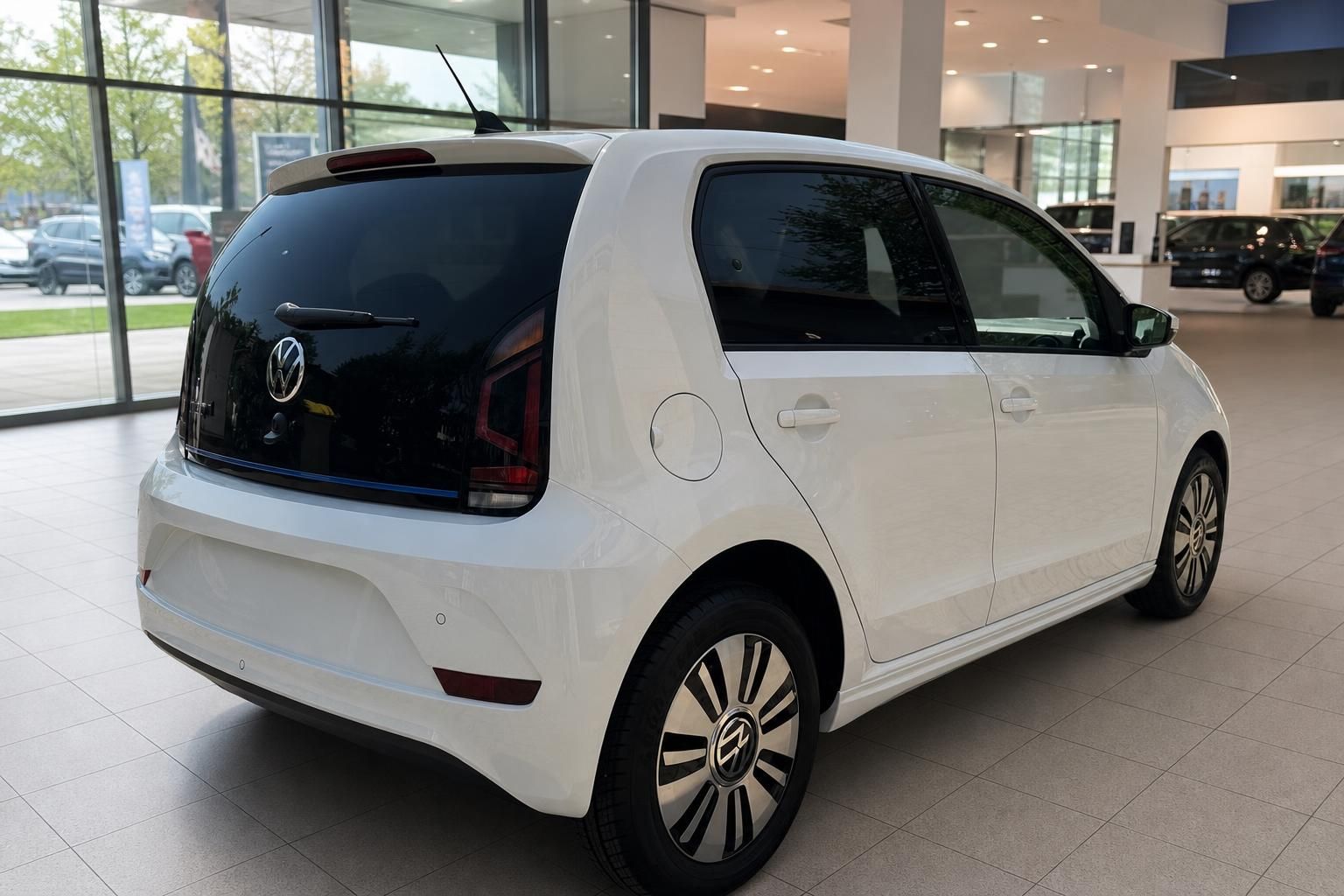 VW e-up! weiß Heckansicht im Autohaus, Elektro-Kleinwagen von hinten