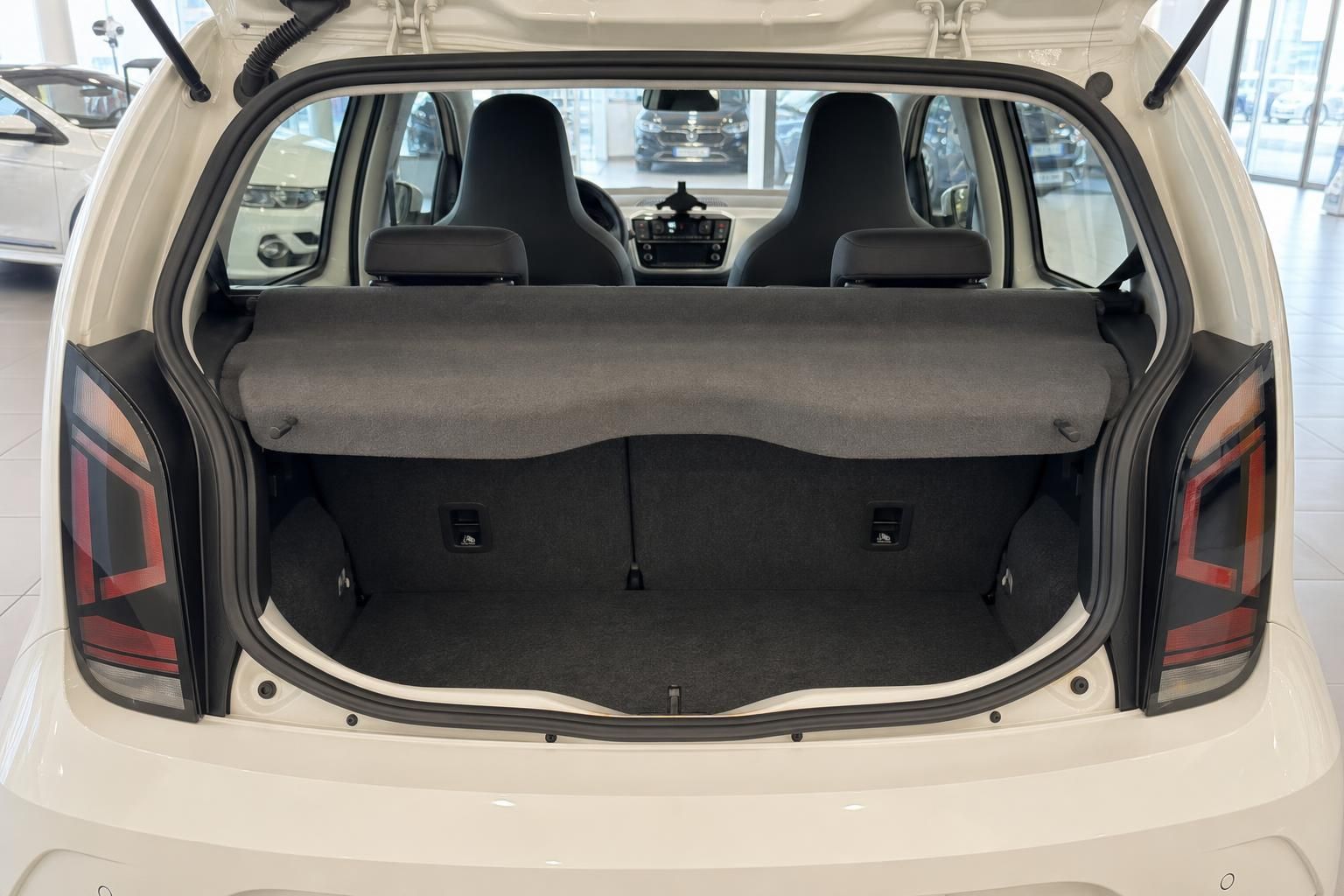 Kofferraum eines weißen VW mit umgelegter Kofferraumabdeckung