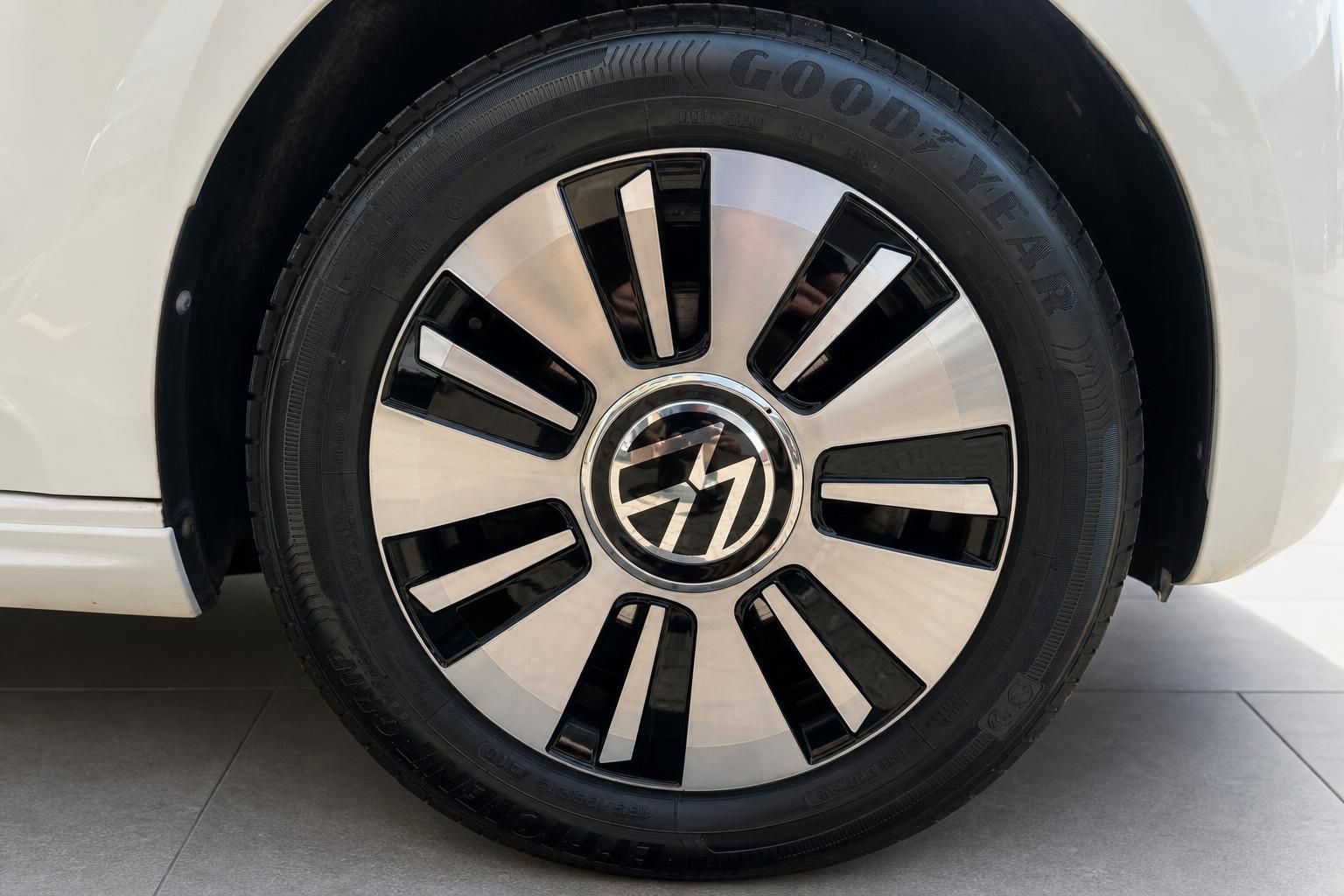Nahaufnahme Leichtmetallfelge und Reifen eines weißen VW